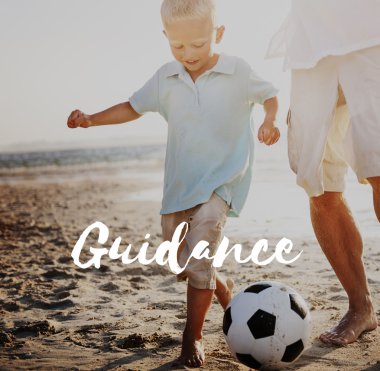 Baba oğul top oynuyorlar.