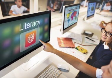 Öğrenciler bilgisayar sınıfta