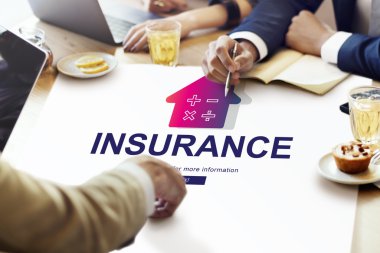 İnsanlar sigorta hakkında tartışıyor