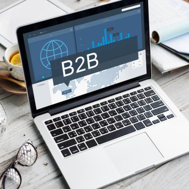 ekrandaki bilgileri ile dizüstü bilgisayar