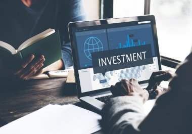 Dizüstü bilgisayarla çalışan adam 