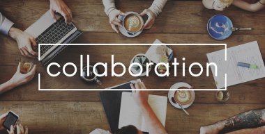 insanlar masada oturup kahve ile