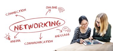 Genç kızlar browsing içinde tablet pc