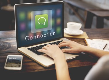 Dizüstü bilgisayarda yazan kadın