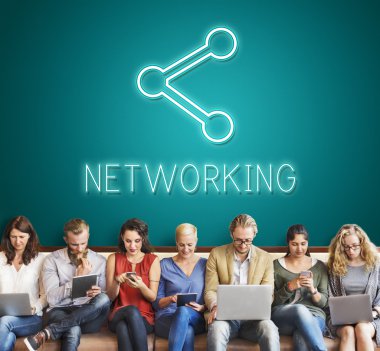 aygıtlar ve ağ ile insanlar oturup