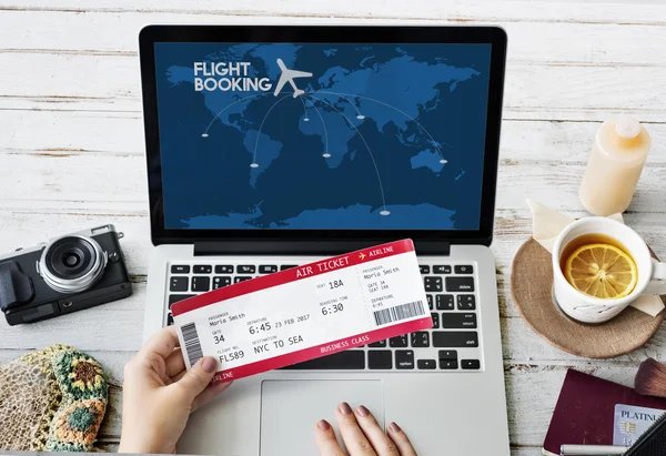 Mädchen mit Flugticket mit Laptop — Stockfoto