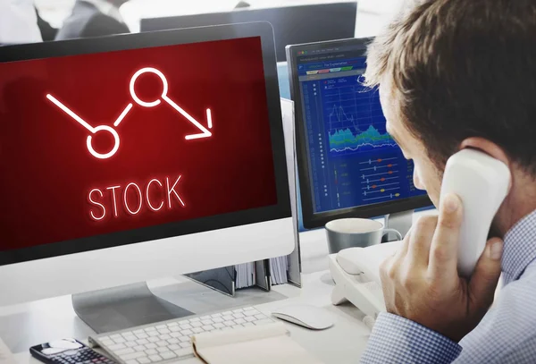 Geschäftsmann arbeitet am Computer mit Aktien — Stockfoto