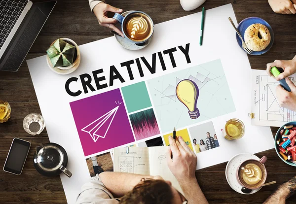 Mesa com cartaz com criatividade — Fotografia de Stock