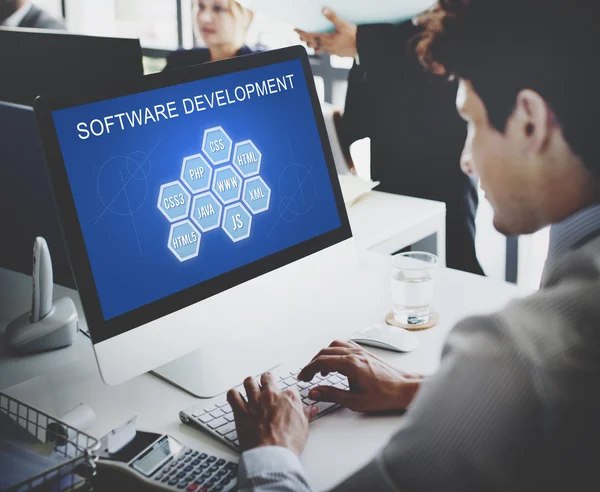 Бизнесмен, работающий на компьютере с Software Development — стоковое фото