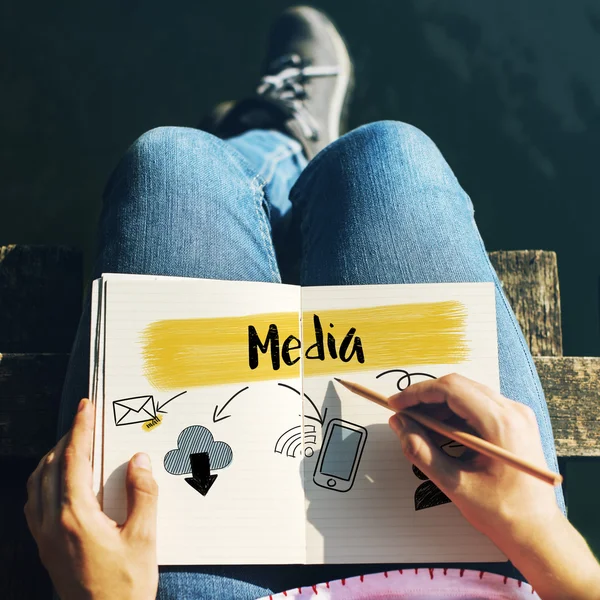 Vrouw schrijven in notebook — Stockfoto