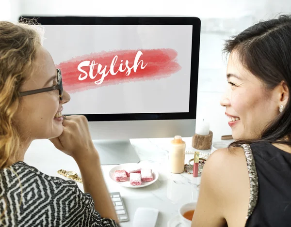 Mujer joven hablando y sonriendo — Foto de Stock