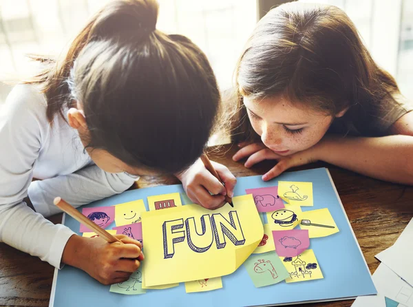 Meisjes tekening in het boek kleurplaten — Stockfoto