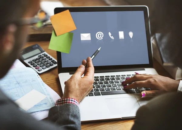 Mensen uit het bedrijfsleven werken en ideeën te bespreken — Stockfoto