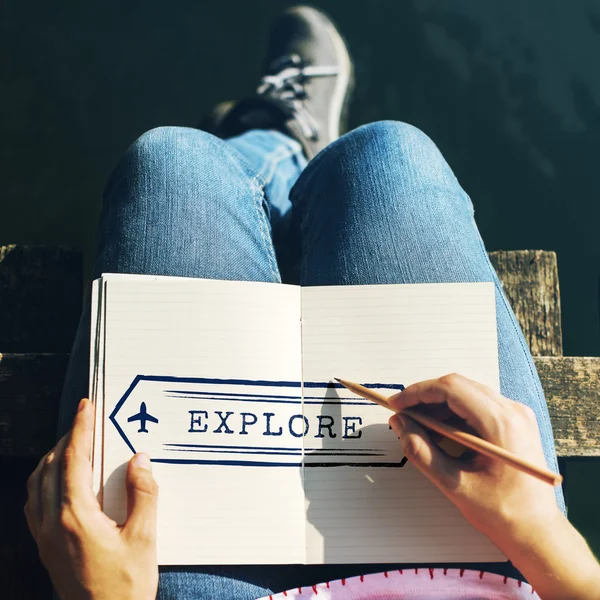 Mujer escribiendo en cuaderno — Foto de Stock