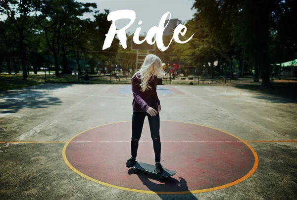 Blonďatá dívka jízda na skateboardu — Stock fotografie