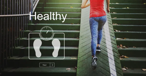 Mujer deportiva corriendo arriba — Foto de Stock