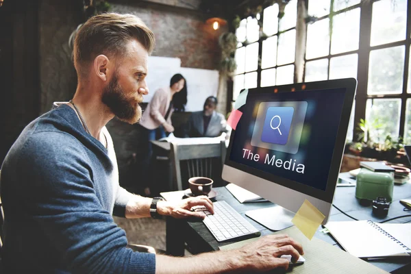 Pohledný muž, práce s počítačem — Stock fotografie