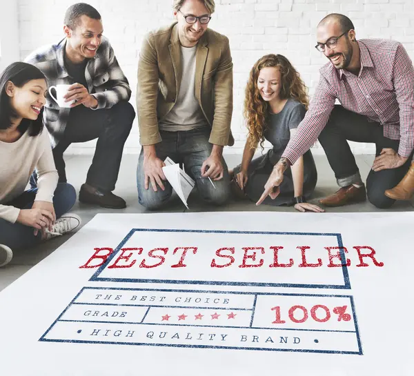 Ontwerpers werken met poster en bestseller — Stockfoto