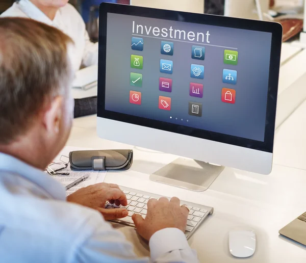 Mature businessman working on computer — Stock Photo, Image