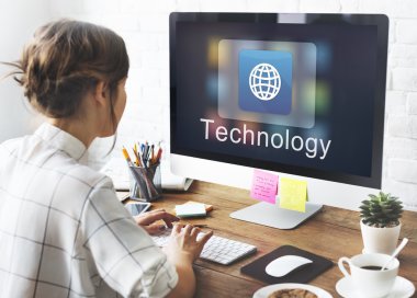 Genç kız bilgisayar ile çalışma