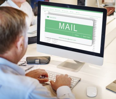 Olgun iş adamı bilgisayarda çalışıyor.