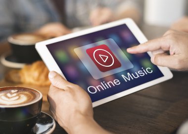 Adam kafede dijital tablet kullanma