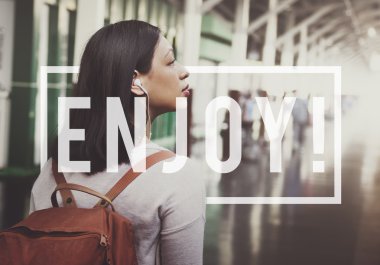 Asyalı kadın müzik dinleme