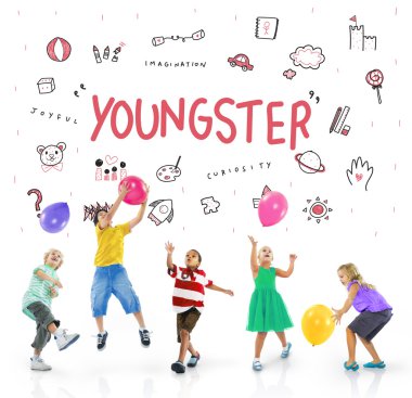 Çocuklar balonlarla oynuyor