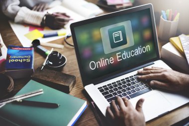 İşyeri masada çalışan insanlar