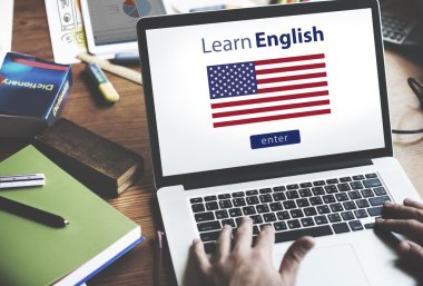 laptop ile işyeri masada çalışan adam