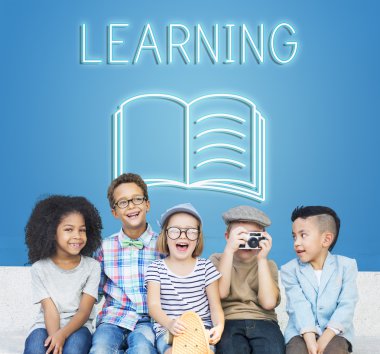 Çocuklar gülüyor ve eğlenin