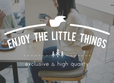 Kadın kahve içiyor.