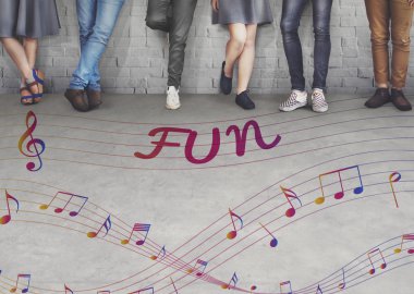 bir grup insan duvara yakın duran