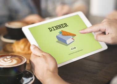 Adam kafede dijital tablet kullanma