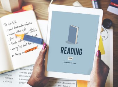 Dijital tablet tutan eller kadın