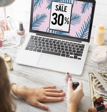 tırnak oje tarafından kapsayan kadın