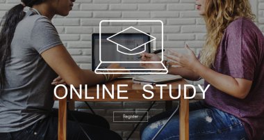 oturma ve konuşurken öğrenci kızlar