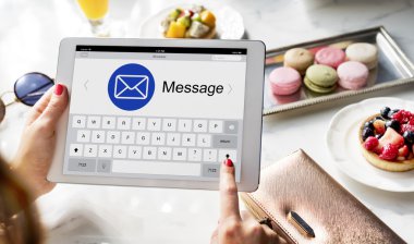 Tablet pc ekran dokunaklı kadın