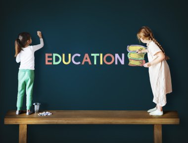 Şirin kız yazı tahtası üzerinde çizim