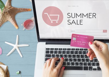 Dizüstü bilgisayarda yazan kadın klavyesi