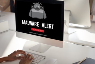 Bilgisayar klavyesinde yazan kişi