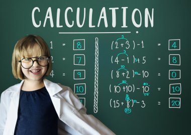 Beyaz önlük, akıllı küçük kız