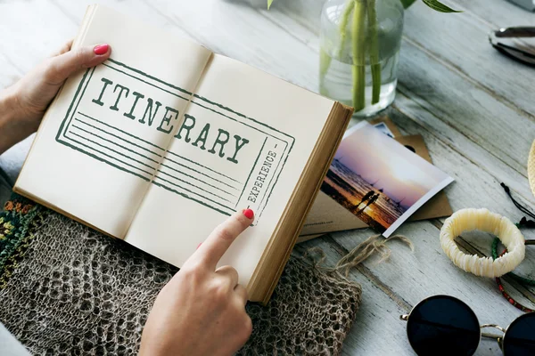 Femme avec journal intime dans les mains — Photo