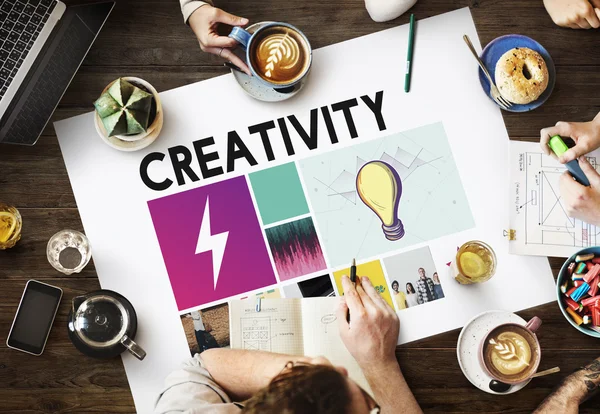 Mesa con póster con creatividad — Foto de Stock
