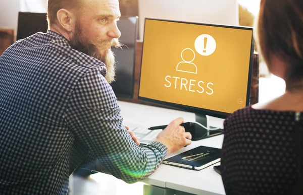 Zakenman die werken op de computer met Stress — Stockfoto