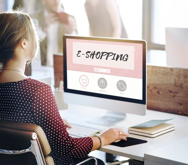 Zakenvrouw werken op de computer met E-Shopping — Stockfoto
