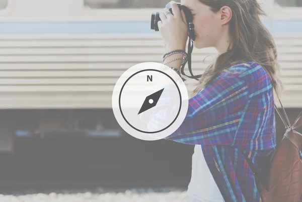 Girl with camera taking photos — Stock Photo, Image