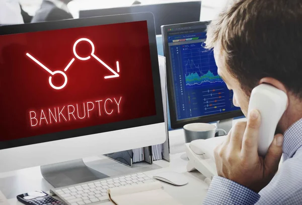 Zakenman werken op computer met faillissement — Stockfoto