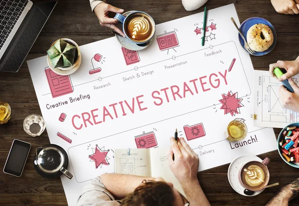 Tabel met poster met creatieve strategie — Stockfoto