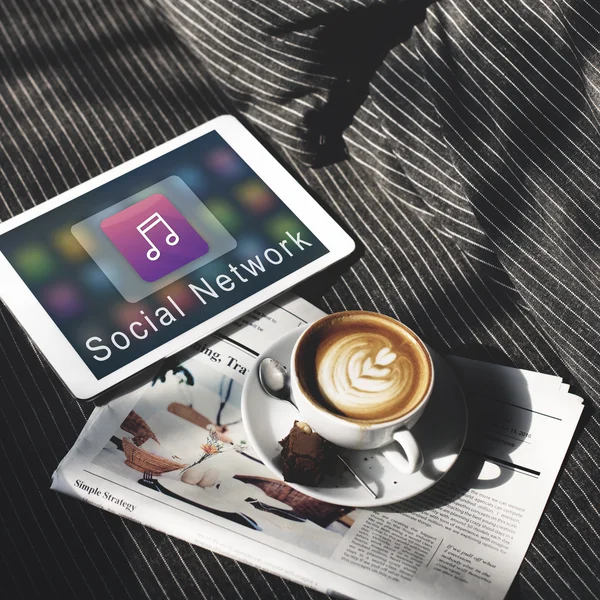 Kávé, újság és digitális tábla — Stock Fotó